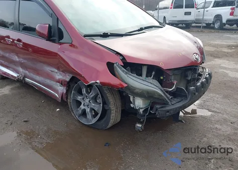 2015 Toyota Sienna Se Premium 8 Passenger z USA, uszkodzony, nr VIN 5TDXK3DC1FS651996